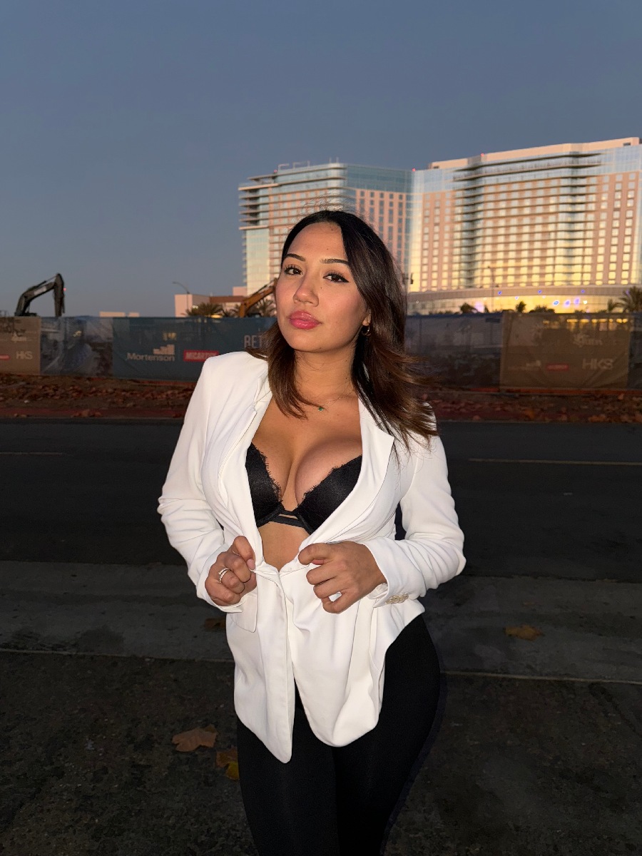 Take a pause and enjoy Ali Cruz — streaming from Dnepropetrovsk