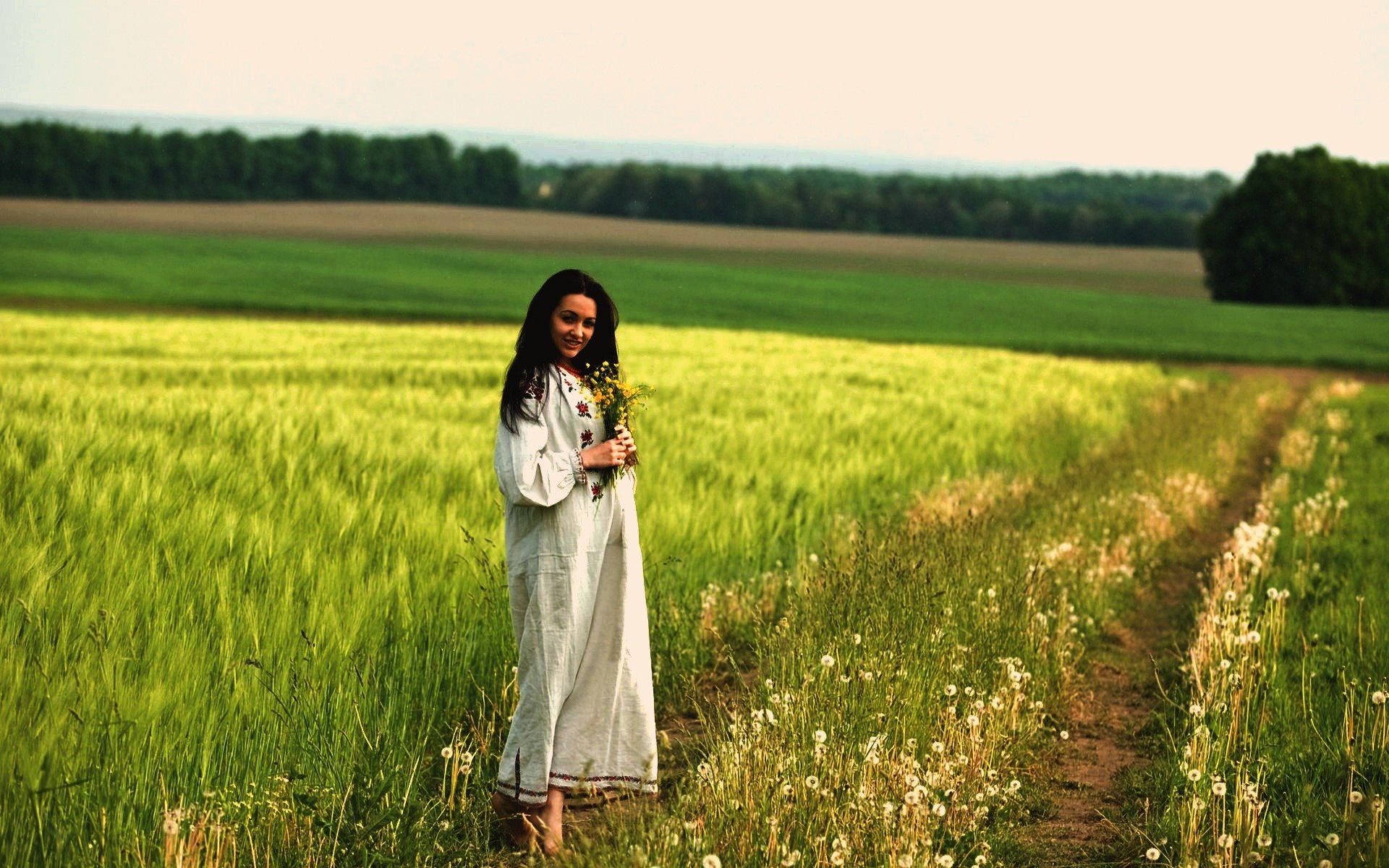 Women in Slavic costumes in Dnepropetrovsk